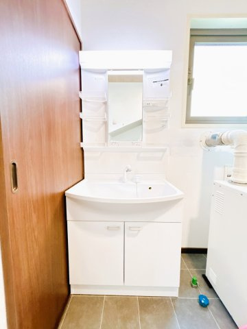【独立洗面台】 | 北見市美芳町６丁目２－３　中古売家 | 【リフォーム済】洗面化粧台は新品に交換致しました。充実の収納スペース。整髪料などの小物も取り出しやすく散らかりません。