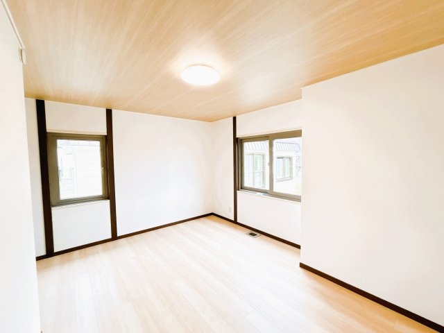 【洋室】 | 北見市美芳町６丁目２－３　中古売家 | 2階9.25帖洋室の別アングルです。面採光で明るいお部屋です。9.25帖と広いお部屋なので子供部屋にも活用出来ます。