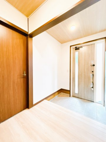 【玄関】 | 北見市美芳町６丁目２－３　中古売家 | 【リフォーム済】玄関ホールはフロアを上張りしてクロスを張り替えました。照明も新品交換致しました。