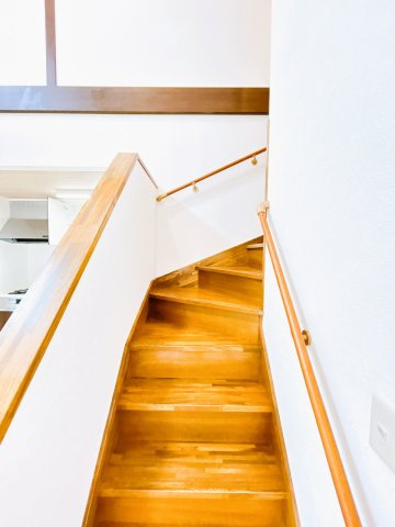 【その他共用部分】 | 北見市美芳町６丁目２－３　中古売家 | 【リフォーム済】階段はクリーニング致しました。
