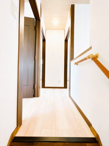 【内装】 | 北見市美芳町６丁目２－３　中古売家 | 【リフォーム済】2階廊下はフロアを上張りしてクロスを張り替えました。照明も新品交換致しました。
