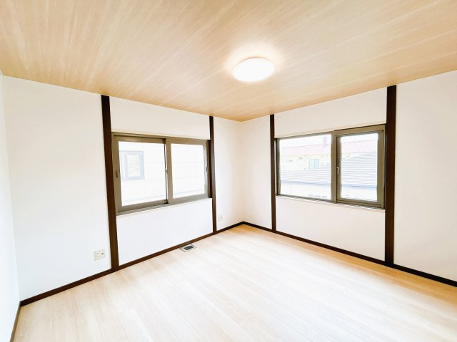 【洋室】 | 北見市美芳町６丁目２－３　中古売家 | 【リフォーム済】2階6帖洋室別アングルです。クロス、フロアを交換してかわいらしい雰囲気になりました。お気に入りのお部屋で新生活を送ってみませんか。
