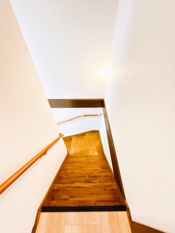 【その他共用部分】 | 北見市美芳町６丁目２－３　中古売家 | 【リフォーム済】２階から見た階段です。
