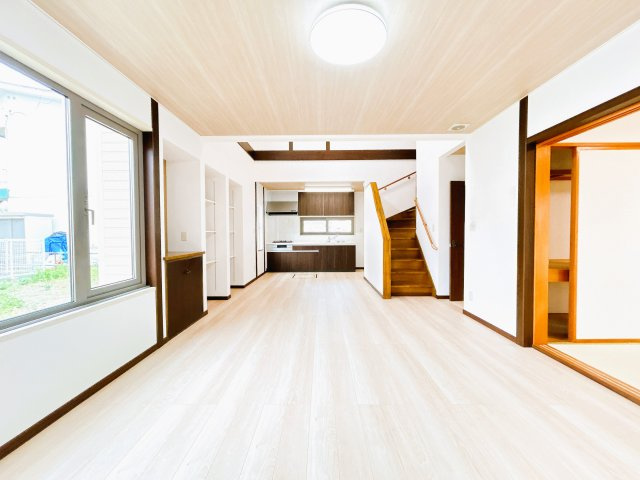 北見市美芳町６丁目２－３　中古売家の居間・リビング|【リフォーム済】リビングは床を上張りしてクロスを張り替えました。照