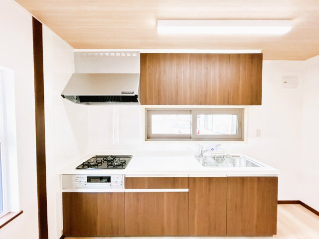 北見市美芳町６丁目２－３　中古売家のキッチン|【リフォーム済】キッチンは新品のシステムキッチンに交換致しました。新しいキッチンでお料理を楽しんでください。
