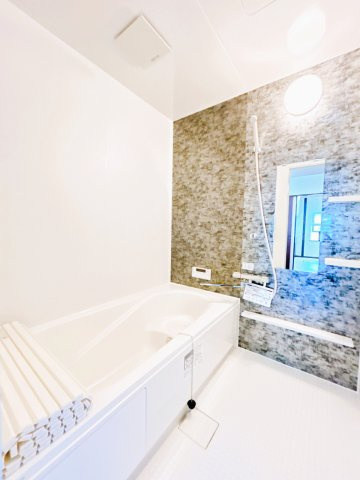 【浴室】 | 北見市美芳町６丁目２－３　中古売家 | 【リフォーム済】浴室は１坪で新品のユニットバスに交換致しました。直接肌が触れる部分が新品交換されていると嬉しいですね。
