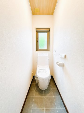 北見市美芳町６丁目２－３　中古売家のトイレ|【リフォーム済】トイレは便器を新品に交換し、床のクッションフロアと壁天井のクロスを張り替えました。照明も新品交換致しました。
