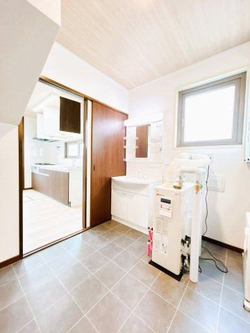 【脱衣所】 | 北見市美芳町６丁目２－３　中古売家 | 【リフォーム済】脱衣所はクッションフロアとクロスを張り替えて照明を新品交換致しました。広々とした脱衣所で快適に過ごせますね。
