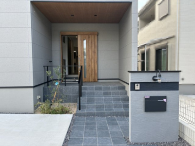 【玄関】 | 大津市南志賀3丁目3-12　中古戸建 | 玄関（外）