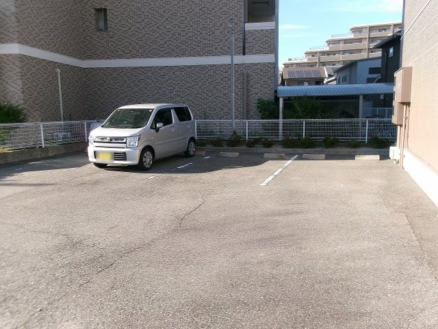 コルナスコートの駐車場