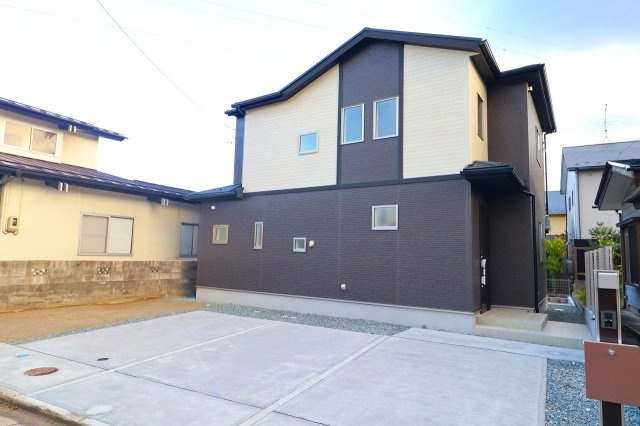 福島市笹谷堰堀　ブルーミングガーデンの外観