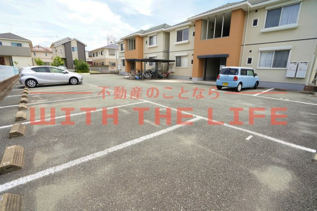 クレースモール【キャッシュバック対象物件】の駐車場|駐車場があるので、車を買う予定の方も安心です