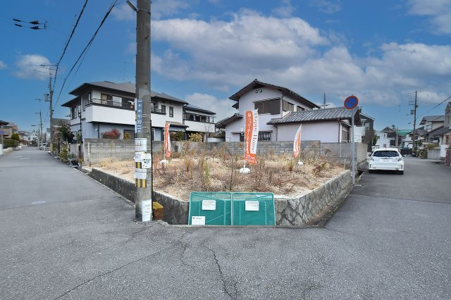 宝塚市末成町建築条件無し土地の外観|開放感のある南西角地です。