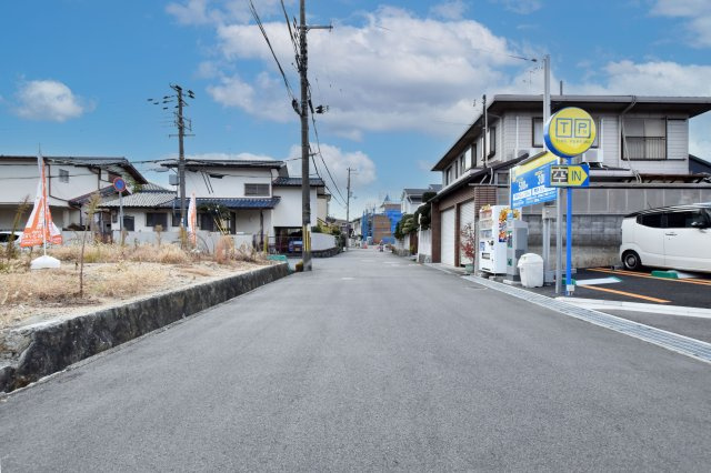 宝塚市末成町建築条件無し土地の前面道路含む現地写真|西側道路（幅員6ｍ）を北方面から撮影した写真です。