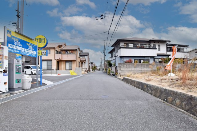 宝塚市末成町建築条件無し土地の前面道路含む現地写真|西側道路（幅員6ｍ）を南方面から撮影した写真です。