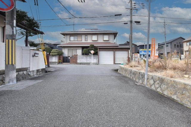 宝塚市末成町建築条件無し土地の前面道路含む現地写真|南側道路（幅員6ｍ）を東側から撮影した写真です。