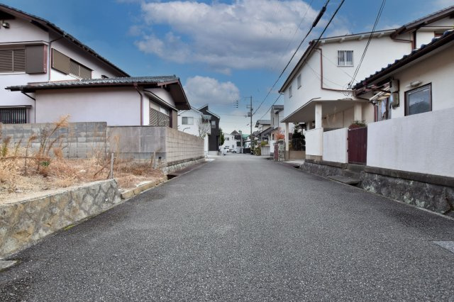 宝塚市末成町建築条件無し土地の前面道路含む現地写真|南側道路（幅員6ｍ）を西側から撮影した写真です。