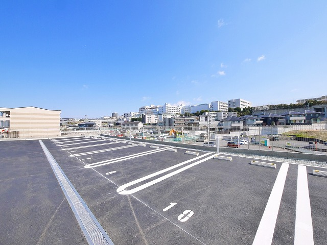 シャーメゾン　オネスト　学園前の駐車場