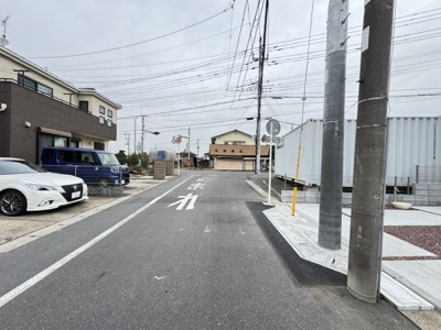 【前面道路含む現地写真】 | 流山市美原３丁目新築戸建【西深井小学校：5分】 | 北側前面道路・幅員約6ｍ