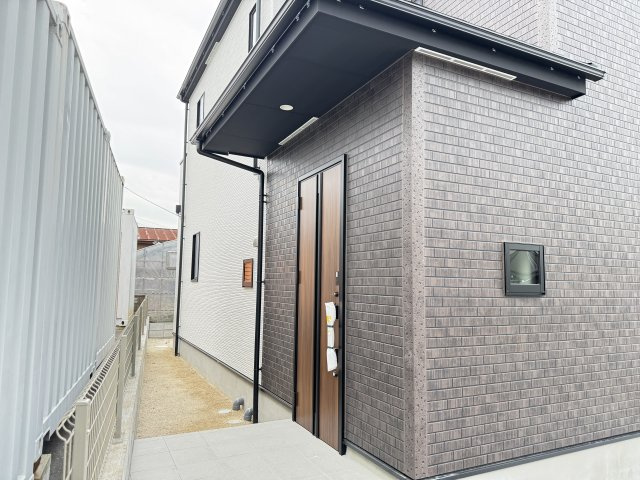 流山市美原３丁目新築戸建【西深井小学校：5分】のエントランス|エントランス・玄関ポーチ