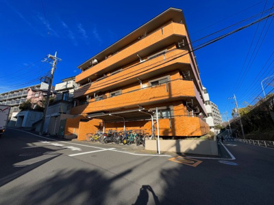 【外観】 | エスペランサ第2青葉台 | ◆堂々たる趣ながら、主張し過ぎずどこか余裕を感じさせるシャープなフォルムで佇む邸宅は、晴天の空と照らし合わせる事で、本来あるべき完成形の姿を見せてくれます。