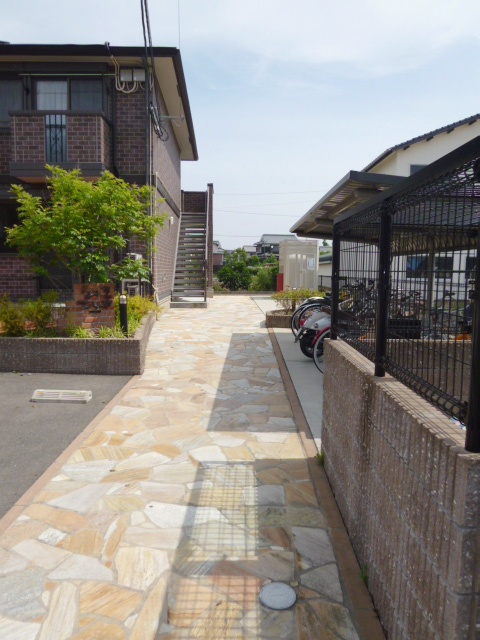アヴニール合川【キャッシュバック対象】のエントランス|毎日通るエントランスはこのようになっています
