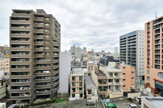 【展望】 | 高層階からの景色はこのお部屋の特権です♪
前面はさえぎる高層ビルもなく、美しい青空の眺望が広がります