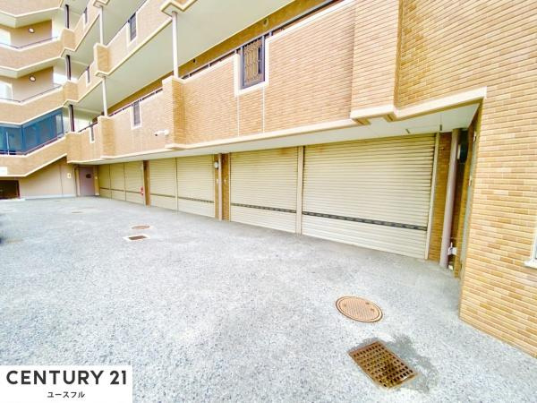 【駐車場】 | 信開ベルシー堺市駅 | 防犯に優れたシャッター式の駐車場。