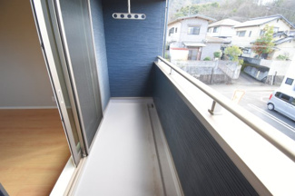 【バルコニー】 | 呉市焼山桜ヶ丘2丁目　限定1棟【角地】【P5台可】 | 南西向きバルコニー陽当り良好♪