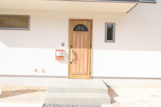 【玄関】 | 呉市焼山桜ヶ丘2丁目　限定1棟【角地】【P5台可】 | ＴＶモニター付きインターホンで防犯対策も安心です。