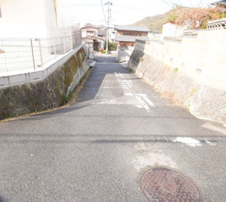 【前面道路含む現地写真】 | 呉市焼山桜ヶ丘2丁目　限定1棟【角地】【P5台可】 | 角地3.9ｍ　　3.7ｍ