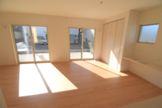 【居間・リビング】 | 呉市焼山桜ヶ丘2丁目　限定1棟【角地】【P5台可】 | 大きな窓が設置された明るいリビング19.4帖☆
収納棚やディスクカウンターもあり、ひろびろとくつろげる空間です♪