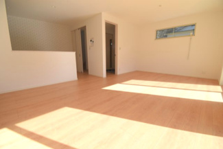 【居間・リビング】 | 呉市焼山桜ヶ丘2丁目　限定1棟【角地】【P5台可】 | ひろびろとした19.4帖リビング♪
対面式のキッチンでリビングが見渡せるので、お子様やご家族の様子が見えて安心です。