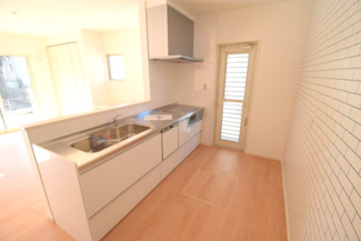 【キッチン】 | 呉市焼山桜ヶ丘2丁目　限定1棟【角地】【P5台可】 | 安心安全オール電化☆火を使わないIHクッキングヒーターで安心調理☆凹凸がないのでお掃除もラク♪対面式のキッチンでリビングが見渡せるので、お子様やご家族の様子が見えて安心です♪