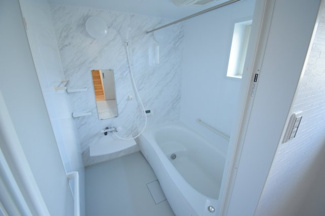 【浴室】 | 呉市焼山桜ヶ丘2丁目　限定1棟【角地】【P5台可】 | ゆったりした浴槽は、足を伸ばしてゆったり湯船につかることができます☆
