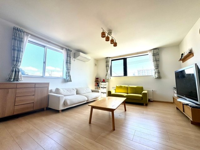 南16条西12丁目戸建の居間・リビング|2階、3階それぞれに洗面室・浴室・トイレを備えております♪