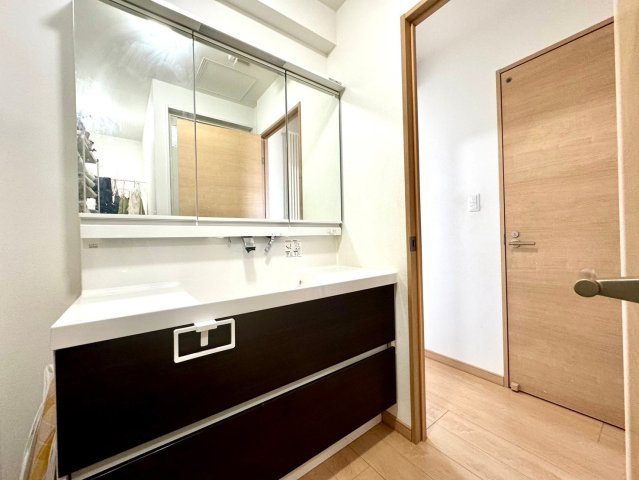 南16条西12丁目戸建の脱衣所|三面鏡付き洗面化粧台☆