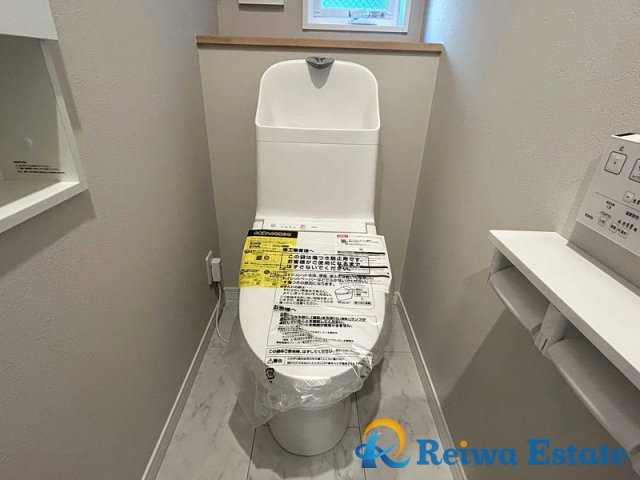 新築戸建　茅ヶ崎市香川5丁目のトイレ|トイレットペーパーなど保管に便利な収納スペースを完備！