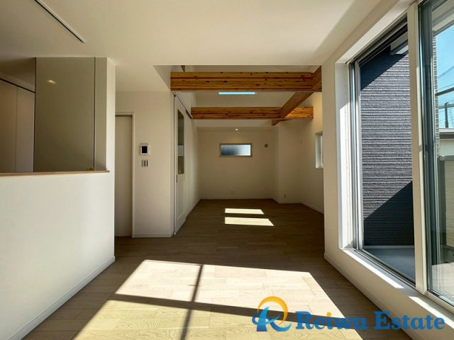 新築戸建　茅ヶ崎市香川5丁目の居間・リビング|吹抜で明るさと開放感の溢れるリビング。暮らしにゆとりと安らぎを与える開放感があります。