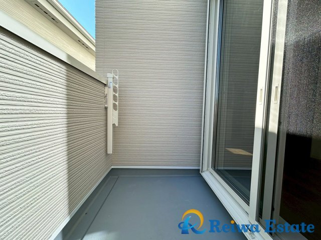 新築戸建　茅ヶ崎市香川5丁目のバルコニー|リビングから繋がる南向きのバルコニー。