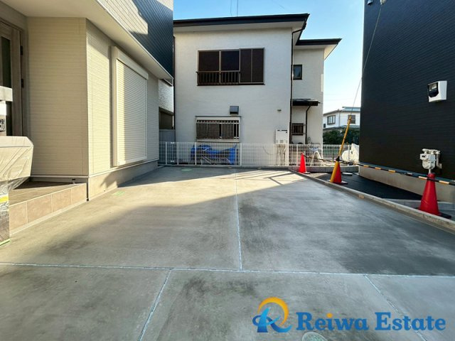 新築戸建　茅ヶ崎市香川5丁目の駐車場|お子様の自転車やバイクの置場を確保できるゆとりの駐車スペース♪
