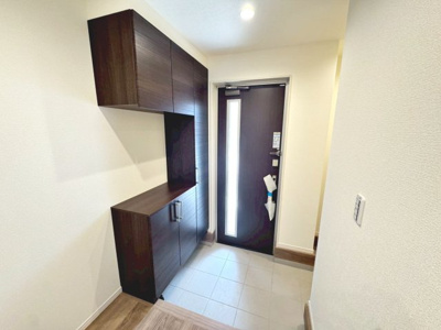 【玄関】 | 三田町　新築分譲住宅　全８区画 | 明るい玄関です