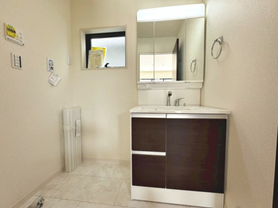 【独立洗面台】 | 三田町　新築分譲住宅　全８区画 | 独立洗面台、小物を置くことができて便利です