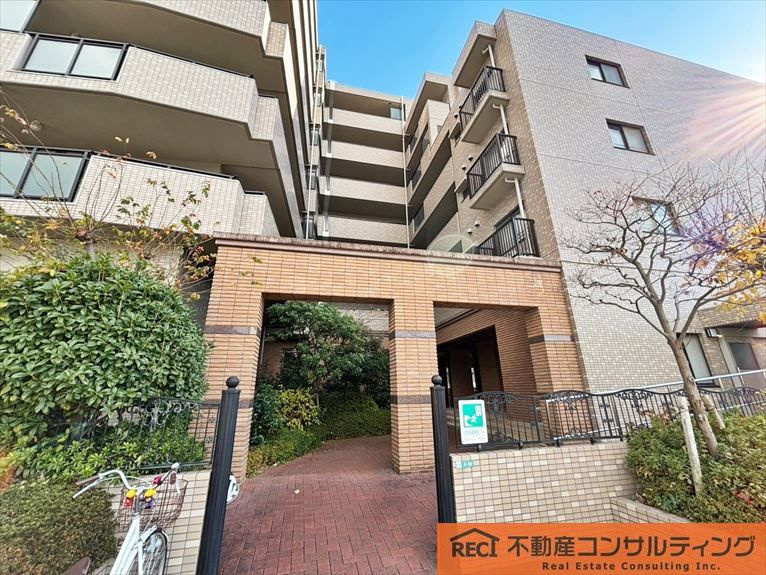 サーパス鳴尾のエントランス