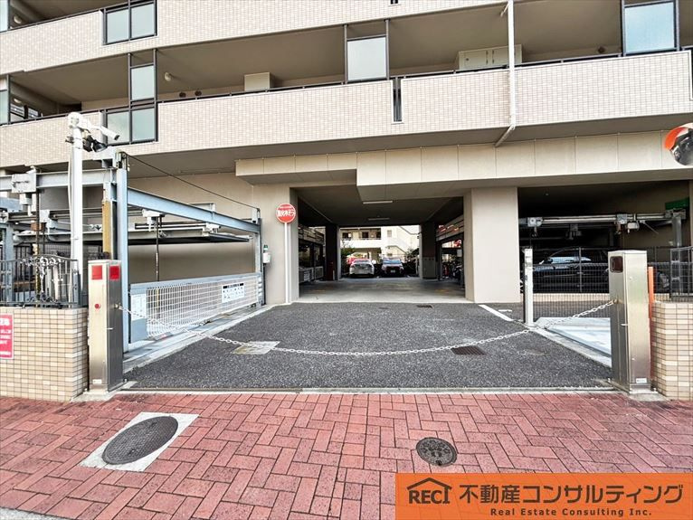 サーパス鳴尾の駐車場