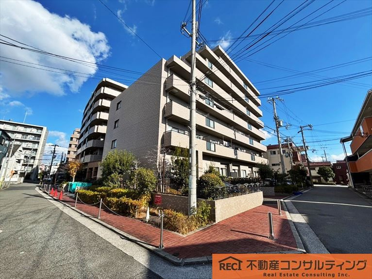 サーパス鳴尾の外観|キッチンには収納付きの便利なカウンター付き