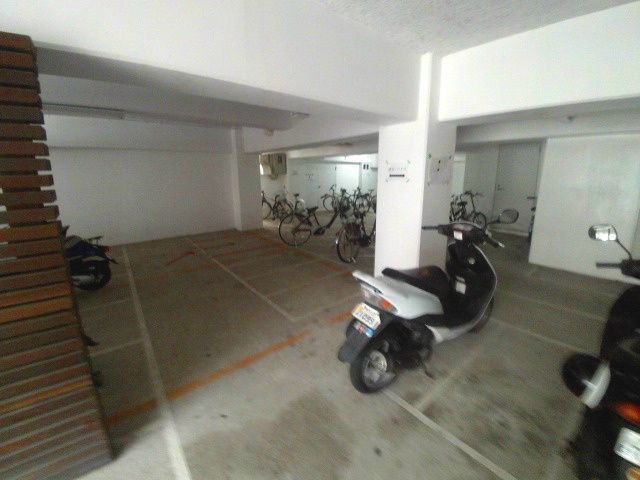 パラディッソコートの駐車場