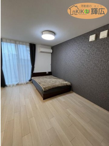 【子供部屋】 | 姫路市飾磨区清水　中古戸建 | 洋室は約9.2帖ございます。バルコニーに面しておりますので日当たり良好です。