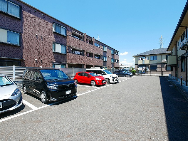 グランデージB棟の駐車場|駐車場完備です