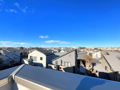 【展望】 | ◆横浜市緑区いぶき野新築◆ | ◆気持ちのいい空が見渡せる広いバルコニー。爽やかな風を感じて、心躍る素敵な暮らしがはじまります。通風・採光にも優れ、心地よい光と風があふれています♪